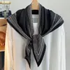 Lenço de Seda com Estampa Retro Novo para Primavera/Verão 2026 para Mulheres Versátil Temperamento Adereço para Foto de Viagem Xale Roupa Exterior Gravata de Cintura Lenço Triangular