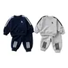 Novo Conjunto para Meninos 2026 Outono Novo Bebê Desenho Animado Roupa Esportiva Conjunto de Duas Peças Celebridade da Internet Crianças Pequenas e Médias Conjunto de Moletom