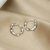 Versión coreana de anillo geométrico hueco de plata de ley S925 pendiente de aro hebilla de oreja Mobius joya para la oreja agente E8844