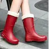 Nuevos zapatos impermeables para mujer, botas de lluvia de tubo alto antideslizantes para estudiantes, moda coreana, botas de agua de tubo largo, calzado de goma de uso exterior, botas de lluvia combinables