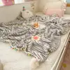 Manta Catiónica Estilo Bola de Pelo Cubierta para Siesta de Oficina Sofá Chal de Felpa Coral Leche Manta Pequeña Manta de Siesta