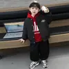 Chaqueta de béisbol acolchada para niños con forro polar Ropa de invierno 2026 Nueva sudadera con capucha elegante de invierno para bebé Conjunto de tres piezas
