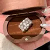 Anillo Calado de Encaje Artesanía Francesa de Nicho de Gama Alta para Mujer, Simple y Versátil, Nueva Joyería 2025