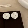Pendientes Elegantes de Pliegues con Borde de Spray Chapados en Oro Real, Sencillos, de Nicho, Diarios, Versátiles, Modernos, de Alta Gama, con Personalidad para Mujer