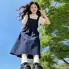 Conjunto de verano para niña: Conjunto de dos piezas de vestido de tirantes de mezclilla y camiseta de manga corta, falda larga estilo universitario para niñas mayores