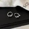 Brincos de argola pequenos com nó de zircônia requintados para mulheres, luxo leve e sensação de alta qualidade, brincos de temperamento únicos e bonitos