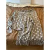 Conjunto de pijama de manga longa, estilo coreano, corte solto, com bolinhas cinzas, para mulheres, adequado para usar no outono, pode ser usado como roupa externa, cardigã casual e calça comprida, um conjunto confortável para ficar em casa.