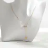 Colar Elegante em Aço Titânio com Pingente em Formato de Cintura Light Luxury para Mulheres, Joia Simples e Elegante, Design Exclusivo com Diamantes, Corrente Clavícula Personalizada