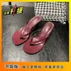 Chanclas de tacón alto estilo francés, nuevos zapatos de exterior para mujer verano 2026, sandalias de dedo con tiras finas súper populares