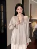 Camisa con corbata de cuello en V, rosa tridimensional, estilo chino elegante de otoño, nuevo top de manga larga adelgazante estilo chino para mujer P7179