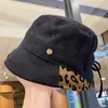 Sombrero de Cubo con Cordón Estampado de Leopardo en Patchwork de Gamuza para Mujer Otoño Invierno Retro Viento Frío Protección Auditiva Cálido