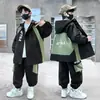 Conjunto de roupa de primavera para meninos 2026 novo conjunto esportivo estilo coreano com corta-vento de duas peças para crianças de médio e grande porte, estiloso para primavera e outono