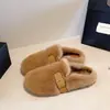 Chinelos peludos de sola grossa para aumentar a altura para mulheres, sapatos estilo Birkenstock, novas pantufas de algodão fechadas na ponta, peludas, da moda para outono e inverno, para uso externo