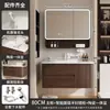Conjunto de gabinete de baño estilo mediados de siglo de madera de nogal y aluminio de panal, incluyendo un lavabo de cerámica y tocador para el baño