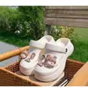 [Suministro Transfronterizo] Zuecos de Suela Gruesa de EVA para Mujer, Lindos Zapatos de Jardín Cerrados Decorativos, Venta al por Mayor de Fábrica