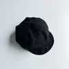 A versão correta atual é do mesmo estilo da usada pela estrela coreana Seok Kun-yu.. É uma boina versátil estilo retrô com design octogonal.