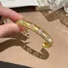 Pulsera bestseller transfronteriza de trébol de cuatro hojas en forma de diamante para mujer, pulsera ancha de forma C moderna y de alta gama, joyería de latón de alta calidad