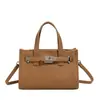 Bolsa Quadrada Pequena de Design de Nicho, Elegante e na Moda, com Sensação de Alto Padrão, Nova Bolsa de Mão Kelly Outono/Inverno 2025, Bolsa de Ombro Único Transversal para Mulheres