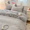 Novo conjunto de cama de quatro peças estilo INS, fresco e simples, 40 contagens, 100% algodão para sono profundo, com estampa de desenho animado e borda de concha requintada para capa de edredom