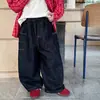 Roupas Infantis Tongku 2026 Outono Estilo Coreano Cor Sólida Casual Calça para Meninos com Bolsos Duplos Laterais Modelagem Solta Jeans Infantil Tendência