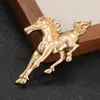Broche de Caballo del Zodiaco Retro de Exportación Transfronteriza Corsage de Caballo Tricolor Pin de Caballo Galopante Goteando Aceite Accesorios para Hombres