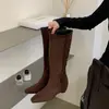 Botas pretas de cano alto estilo europeu e americano para mulheres, nova coleção de outono 2026, com um salto oculto de 5 cm, bico quadrado e efeito emagrecedor