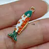 Pendente de Peixe Koi Colorido com Gotejamento de Óleo Oceânico Peixe Tropical da Amazônia Peixe Dourado Ornamento Criativo Pingente de Colar Pingente de Chaveiro