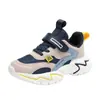 Nuevo estilo de zapatillas deportivas para niños medianos y grandes, parte superior de malla ligera, adecuado para estudiantes de primaria y niños que corren, suela suave, transpirable.