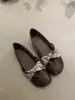 Sapatos femininos Chuyuji estilo francês com tiras cruzadas florais para primavera e outono, sapatos baixos tipo vovó de sola macia, mocassins e sapatos de barco