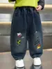 Pantalones de Peluche para Niños Otoño Invierno 2026 Nuevos Elegantes para Niños Pequeños Monopieza de Peluche Estampado de Dibujos Animados Jeans Ropa de Invierno