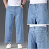 Calça cropped em lyocell, jeans macio de corte reto e solto, não precisa de barra, faz pessoas baixinhas parecerem mais altas