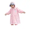 Impermeable infantil, estilo escuela primaria, diseñado para uso escolar, con capucha grande, compartimento para mochila y diseño todo en uno para protección de cuerpo completo contra lluvia intensa