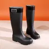 Botas de chuva confortáveis, de corte baixo e impermeáveis, botas de cano alto com sola grossa para uso ao ar livre, botas femininas forradas com fleece, botas de chuva duráveis e antiderrapantes