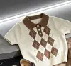 Conjunto de Verano Estilo Coreano para Niños 2026 Modelo Nuevo para Niños y Niñas, Camisa de Punto de Manga Corta con Cuello Polo y Estampado de Diamantes Retro y Pantalones de Traje