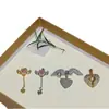 Acessórios de pingente de zircônia, disponíveis em uma variedade de estilos, oferecem um toque de luxo discreto.. Nós vendemos por atacado colares, brincos e outros acessórios, e também oferecemos opções de personalização e DIY.