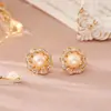 Exquisitos pendientes de perlas de agua dulce estilo socialité, lujo ligero con un toque de alta gama, pendientes de circonita modernos y elegantes, delicados y elegantes accesorios para la oreja