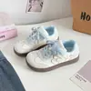 Zapatillas blancas transpirables para mujer, zapatos casuales de cordones estilo británico retro, 2026 otoño versátiles planos zapatos de entrenamiento alemanes B5106