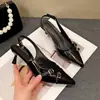 Headdress de temperamento de design sandálias femininas 2026 verão novo sapatos pretos alça traseira bico fino salto alto sandálias femininas salto fino