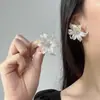 Brincos de Tarraxa Flor de Íris Branca Exagerada Franceses para Mulheres Acrílico Verão Pequeno Fresco Doce Brinco para Mulheres