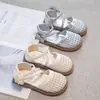 Sandalias de verano nuevas y dulces para niñas, zapatos de verano para bebé niña, zapatos individuales para niños pequeños, zapatos de malla para niños, zapatos huecos de princesa para niñas