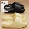 Novas Chinelas Estilo 2026 para Mulheres, Design de Letras da Moda, Sandálias Impermeáveis Antiderrapantes Resistentes ao Desgaste Engrossadas para Casa Banheiro para Homens