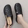 Novas pantufas fechadas antiderrapantes de sola reta para mães de meia-idade, chinelos perfurados de couro sintético com salto médio para mulheres usarem fora de casa