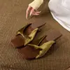 Sandalias de cuña cuadradas de terciopelo plisado Chuyuji para mujer, estilo francés vintage de lujo ligero, adecuadas para uso en exteriores, pantuflas elegantes