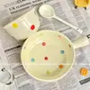 Tazón de cerámica personalizado con esmalte interior estilo crema y diseño de lunares arcoíris en el asa para uso en casa y dormitorio, apto para arroz al horno y fideos instantáneos, viene con cuchara y palillos, venta al por mayor