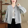 Cárdigan de punto de cuello redondo y manga larga para Otoño/Invierno 2026 con botones de corazón de color contrastante, chaqueta tipo béisbol de corte holgado para mujer