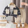 Conjunto de tres piezas de chaqueta a cuadros con cuello y doble bolsillo para bebés y niños pequeños, nuevo traje de moda otoño 2026 para niños