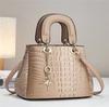 [Bolso de mujer transfronterizo] Bolso de mano para mujer de moda con estampado de cocodrilo, de comercio exterior, de gran capacidad, de cuero suave, elegante, para madres de mediana edad.