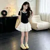 Nuevo Traje de Dos Piezas para Niñas Verano 2026: Top Lindo de Manga Corta que Ceñe la Cintura y Falda de Encaje Dulce tipo Pastel