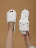 Chinelos simples de enfiar com bordado de laço, para outono e inverno, transfronteiriços, para mulheres, adequados para uso interno, chinelos fofos de tamanho grande