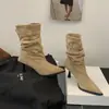 Elegantes botas curtas de camurça com bico fino e salto fino, estilo francês, finas, com tiras finas, botas plissadas de salto empilhado, cor cáqui, de cano médio.